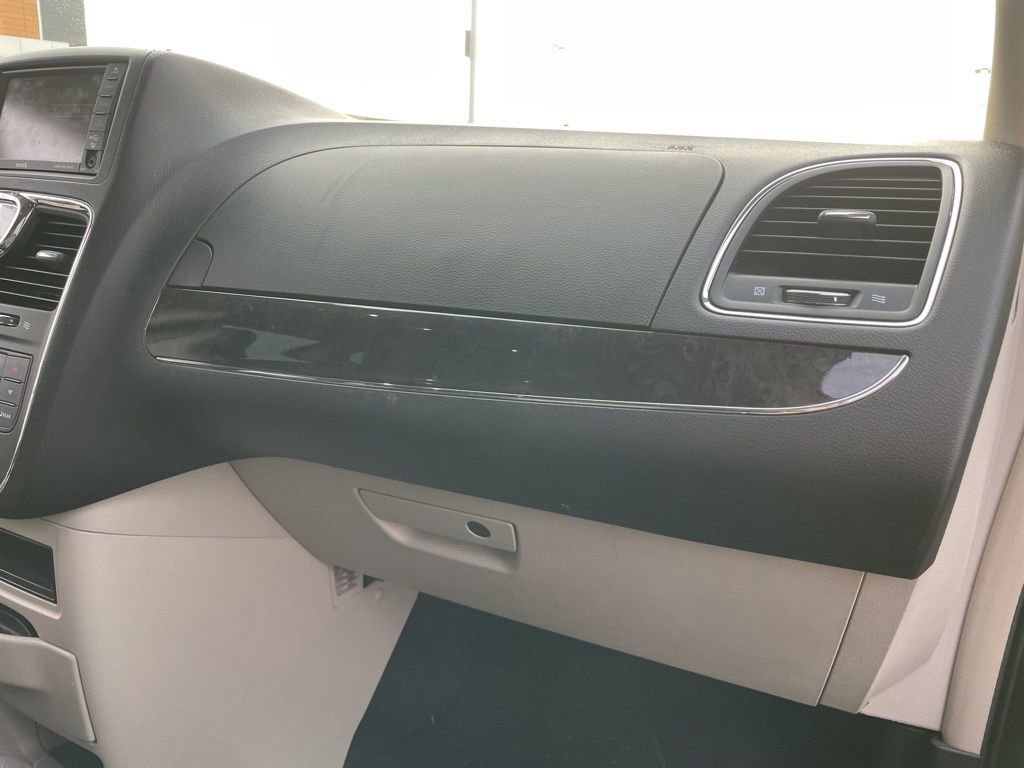 Used 2014 Chrysler Town & Country Touring image 35