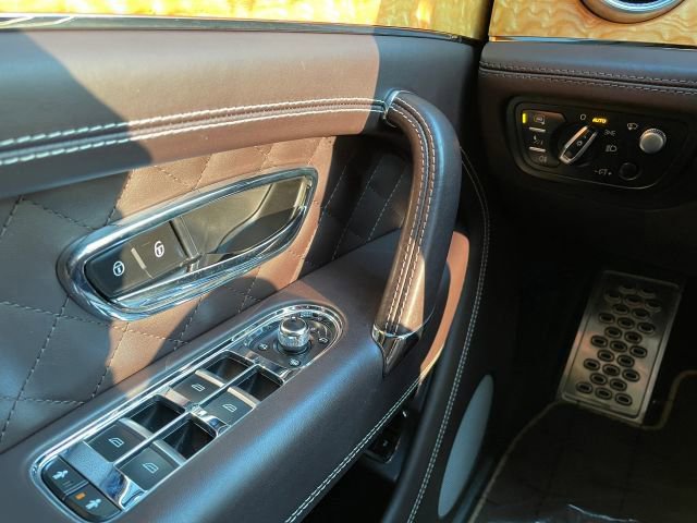 Used 2018 Bentley Bentayga Onyx Edition image 26