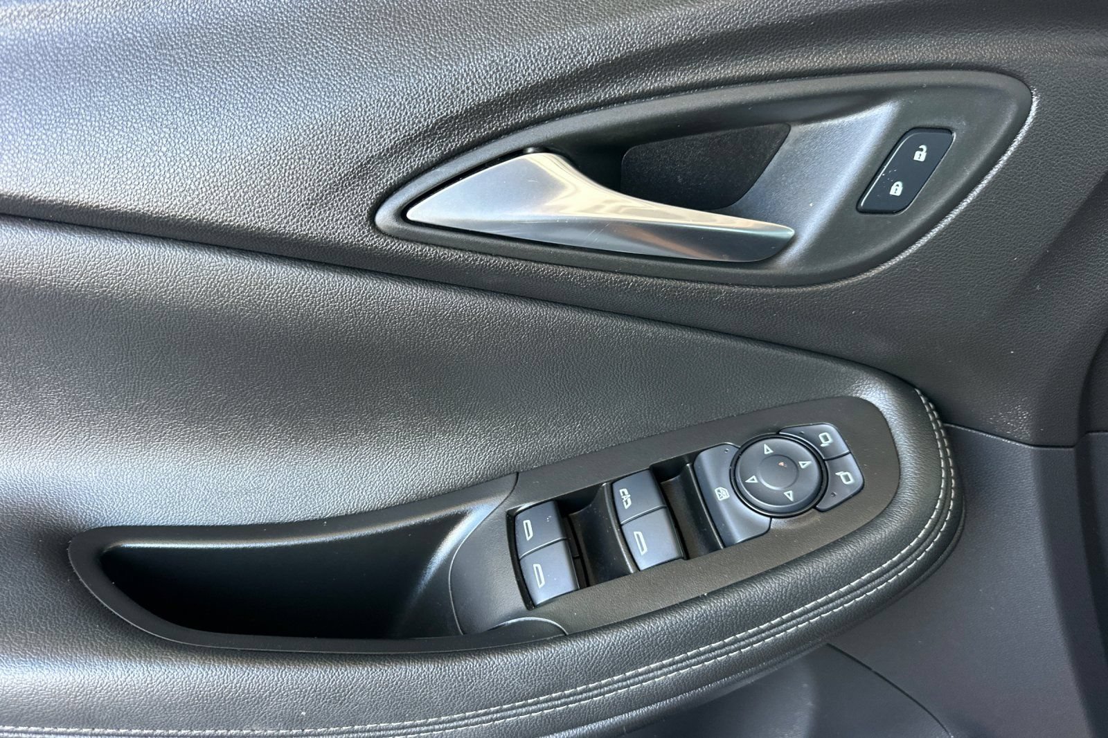 Certified 2025 Buick Encore GX Preferred FWD image 11