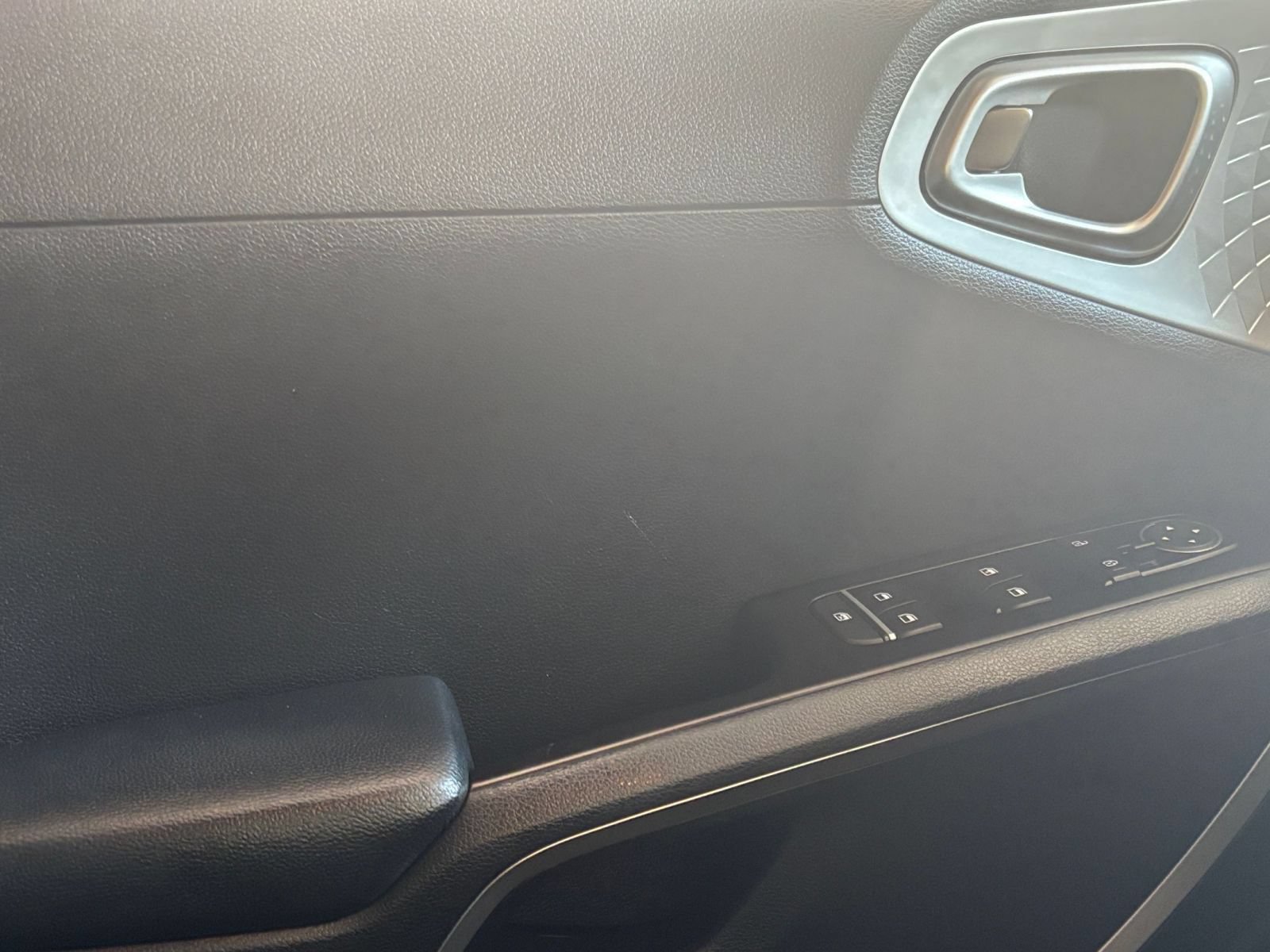 Used 2025 Kia Soul LX w/ LX Technology Package FWD image 18