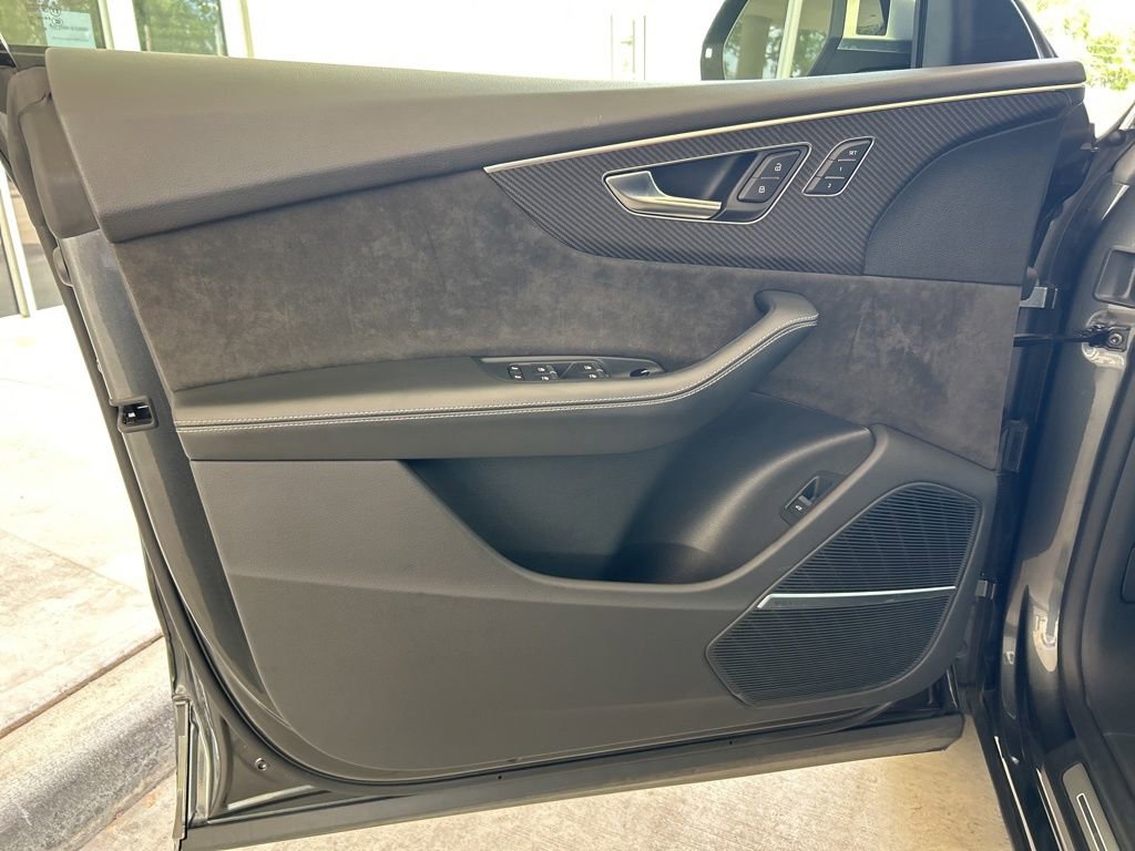 Used 2022 Audi RS Q8 AWD/4WD image 33