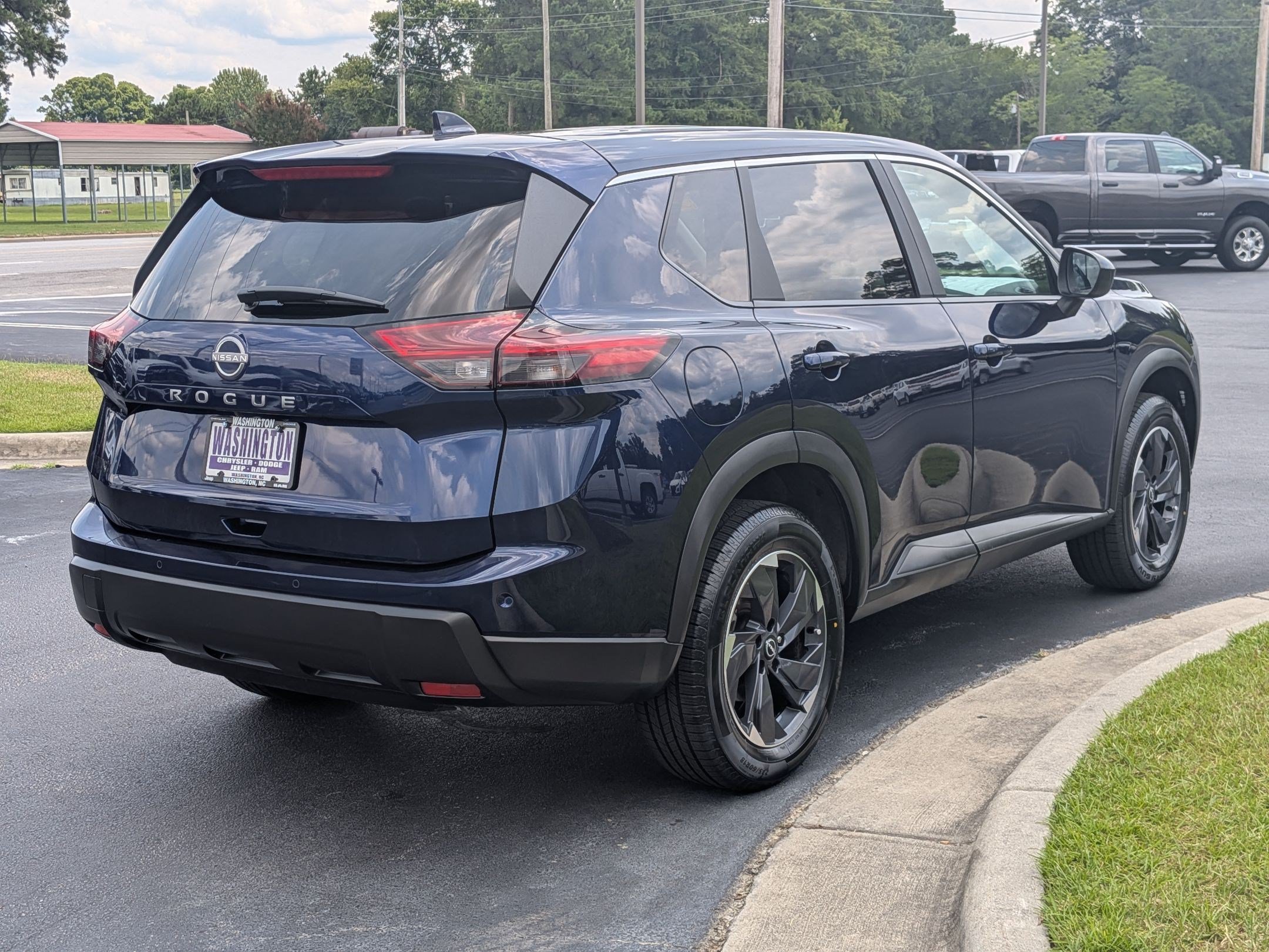 Used 2025 Nissan Rogue SV FWD image 5