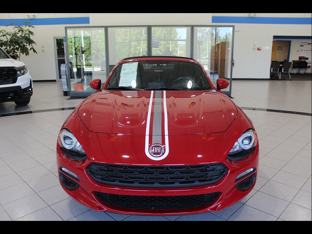 Used 2019 FIAT 124 Spider Classica w/ Technology Group RWD image 2