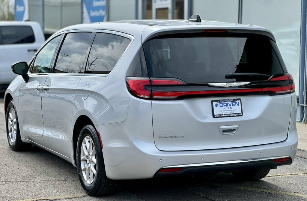 Used 2024 Chrysler Pacifica Touring-L FWD image 3