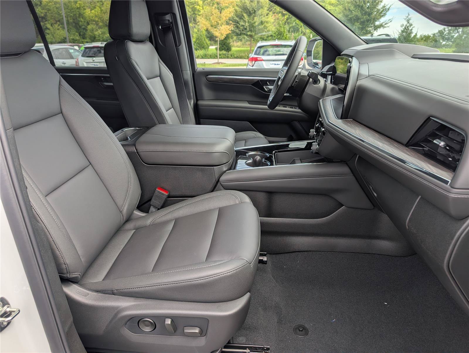 New 2026 Chevrolet Suburban Z71 w/ Z71 Off-Road Package AWD/4WD image 7