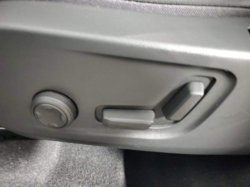 Certified 2023 Volvo XC40 B5 Plus w/ Protection Package Premier image 23