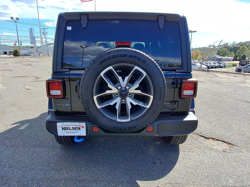 Used 2024 Jeep Wrangler Unlimited w/ Convenience Group AWD/4WD image 7
