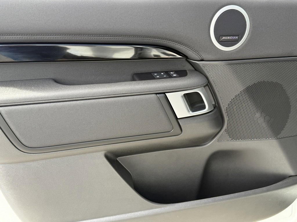 New 2025 Land Rover Discovery S image 8