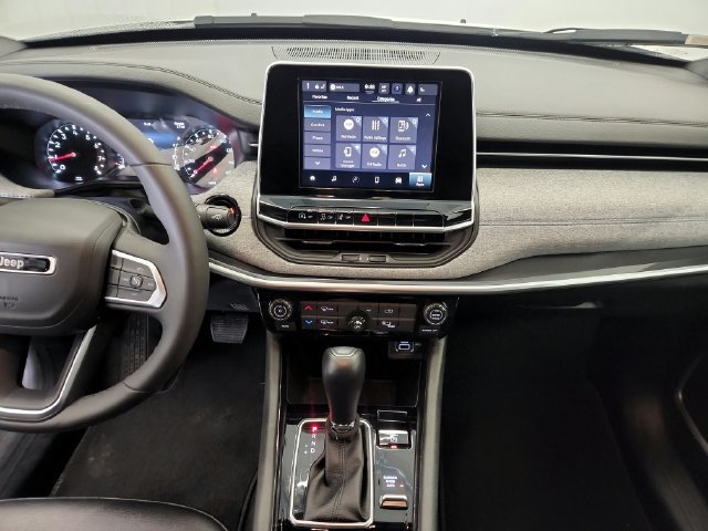 Used 2025 Jeep Compass Latitude AWD/4WD image 31