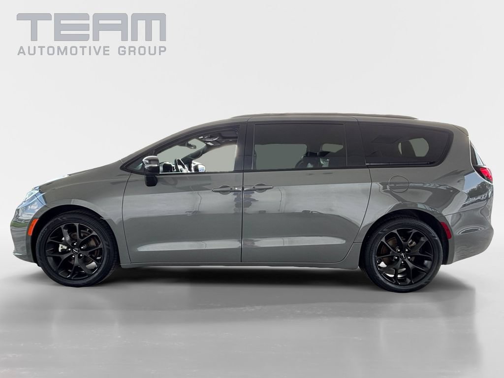 Used 2025 Chrysler Pacifica Limited FWD image 4