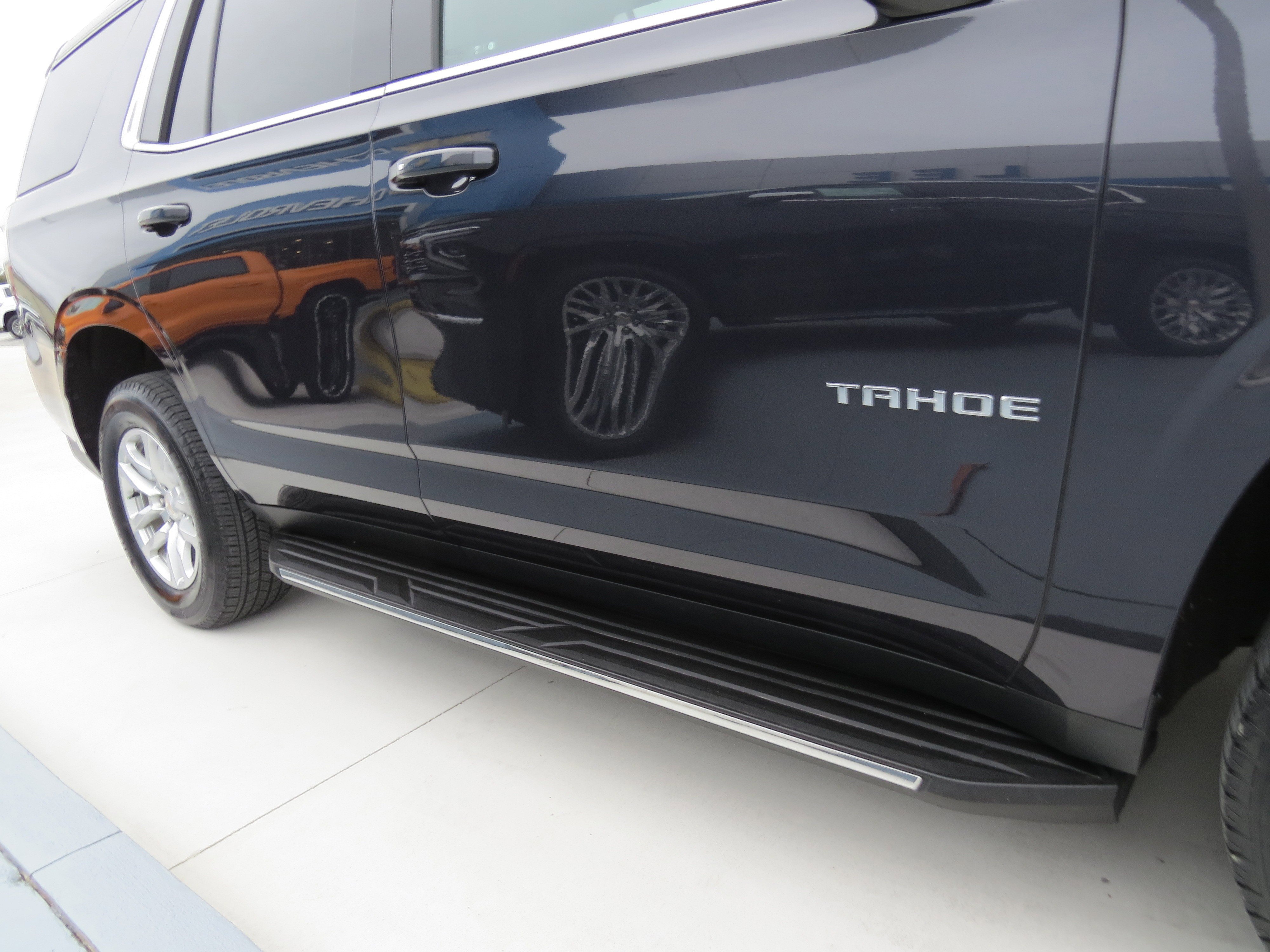 Used 2022 Chevrolet Tahoe LT w/ Luxury Package RWD image 9