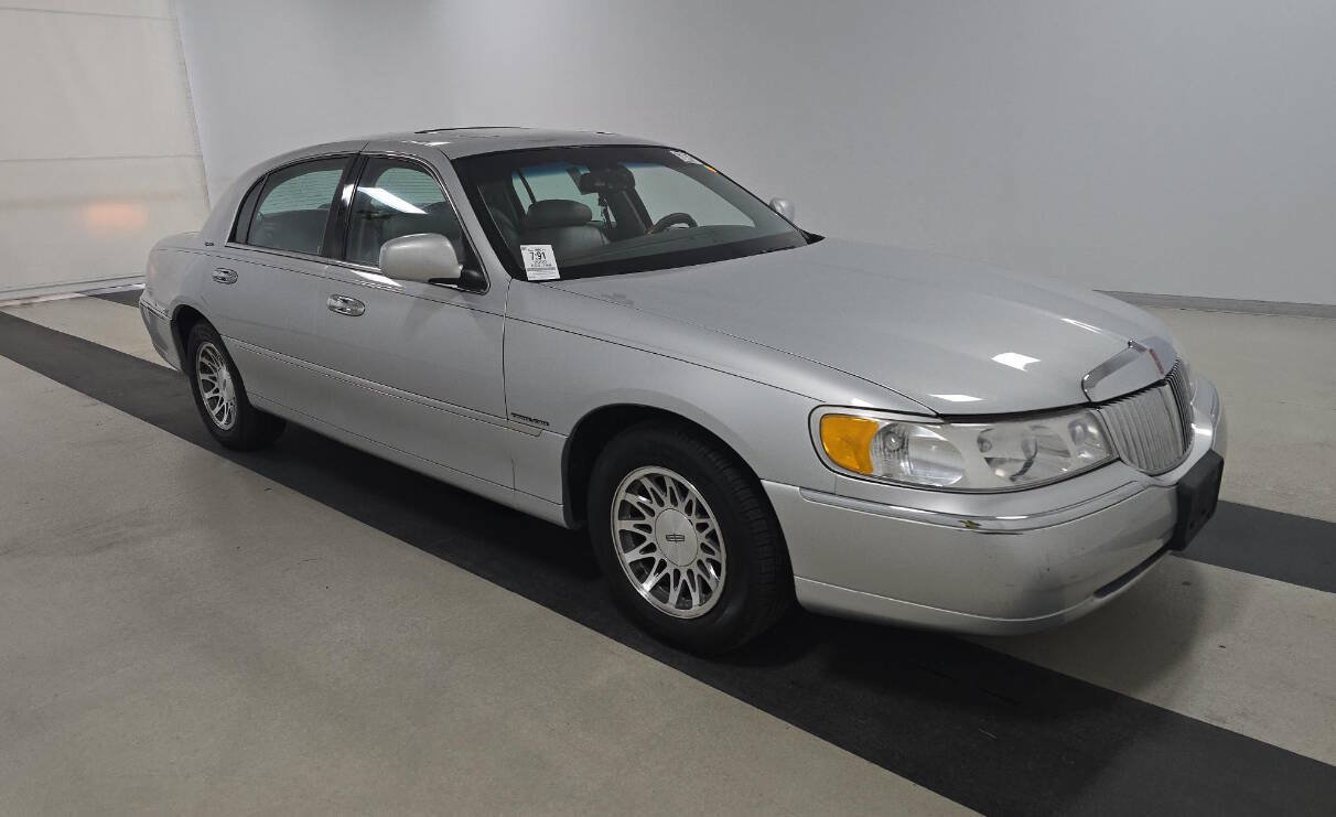 Used 2000 Lincoln Town Car Signature RWD image 4