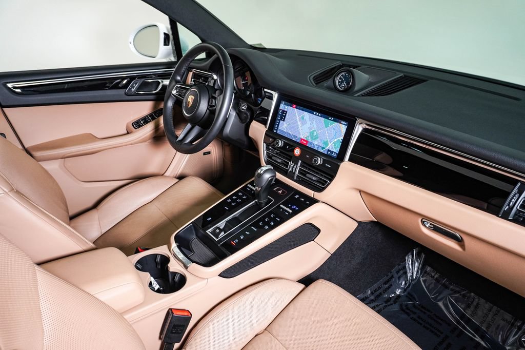 Certified 2025 Porsche Macan AWD/4WD image 13