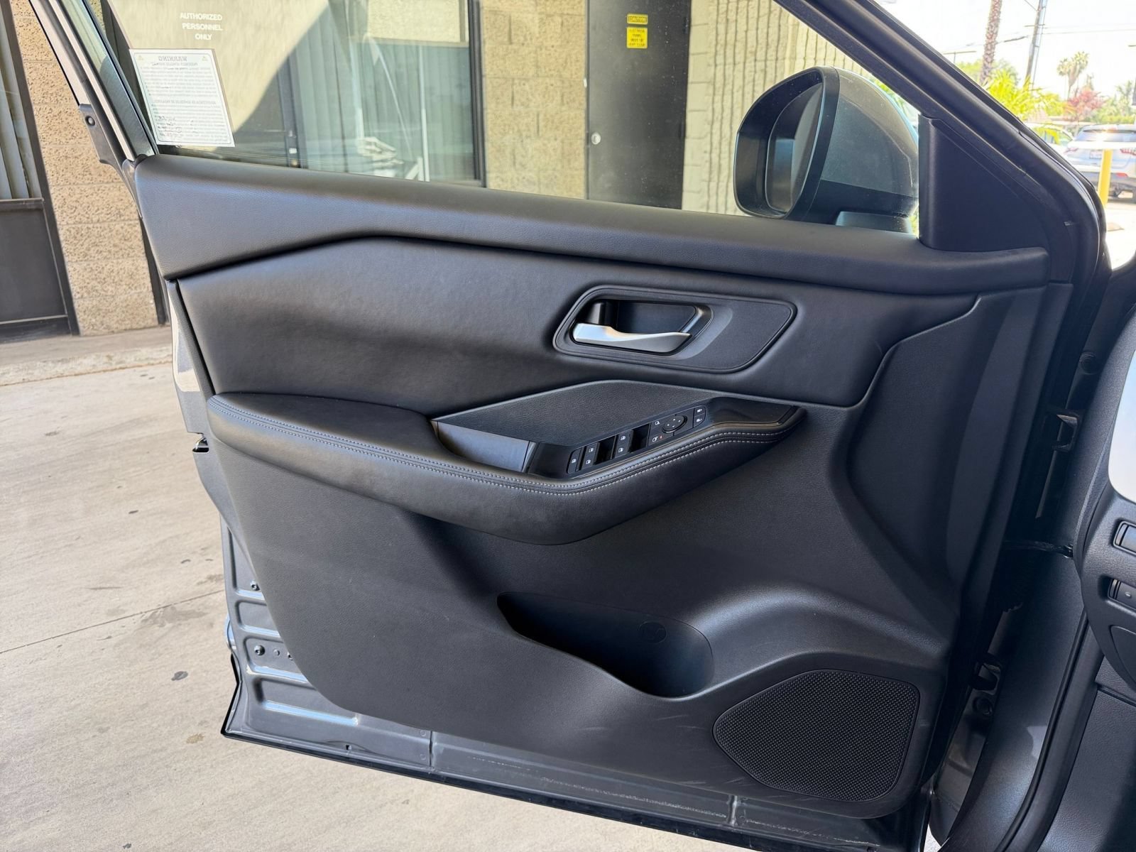 Used 2025 Nissan Rogue SV AWD/4WD image 18