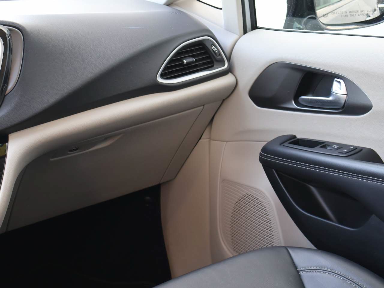 Certified 2024 Chrysler Pacifica Touring-L FWD image 18