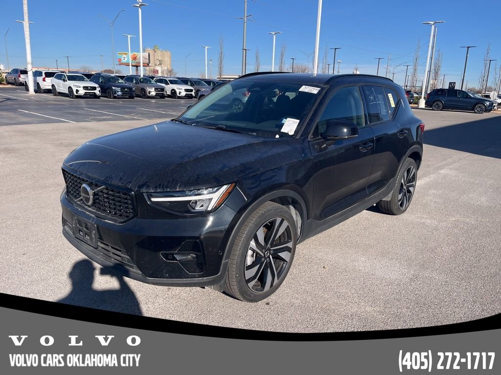 Certified 2025 Volvo XC40 B5 Plus image 1