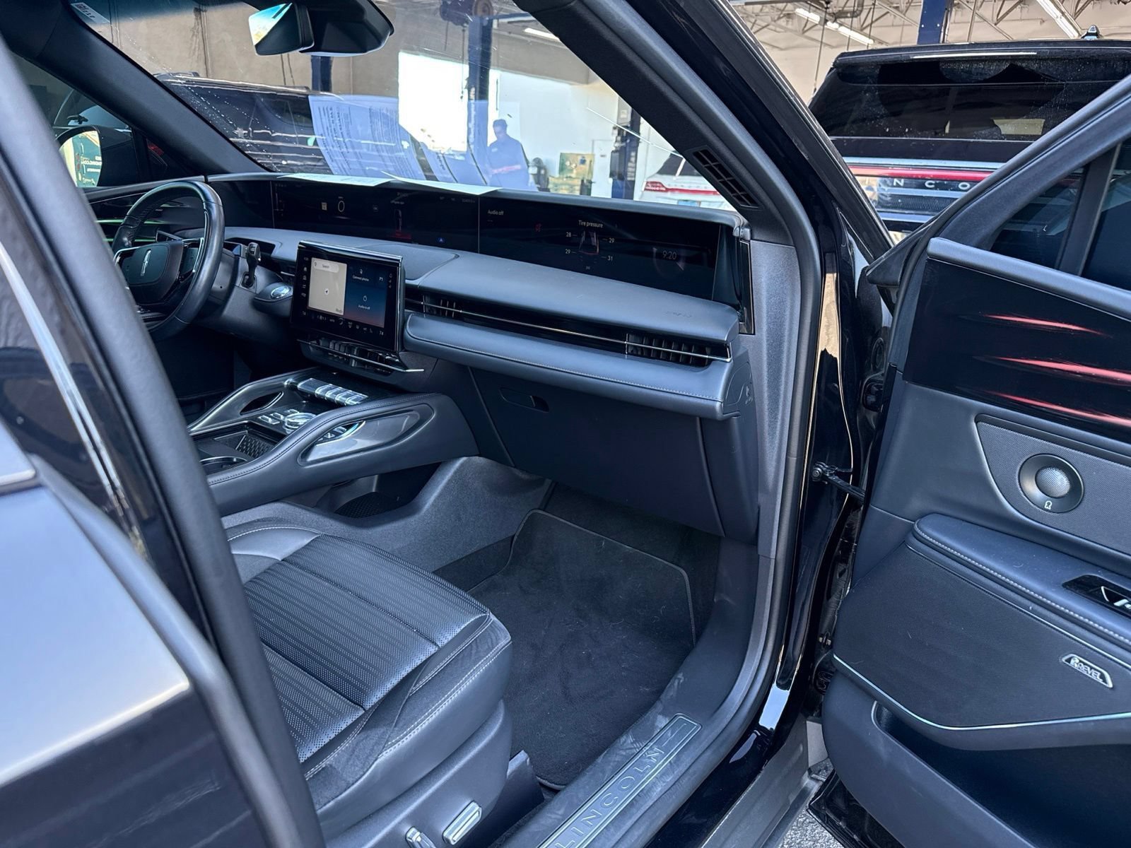 Used 2024 Lincoln Nautilus Reserve w/ Equipment Group 202A AWD/4WD image 12