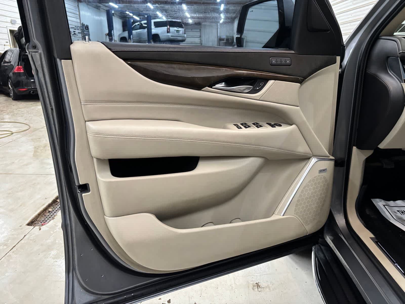 Used 2020 Cadillac Escalade ESV Luxury w/ Escalade Sport Edition AWD/4WD image 10