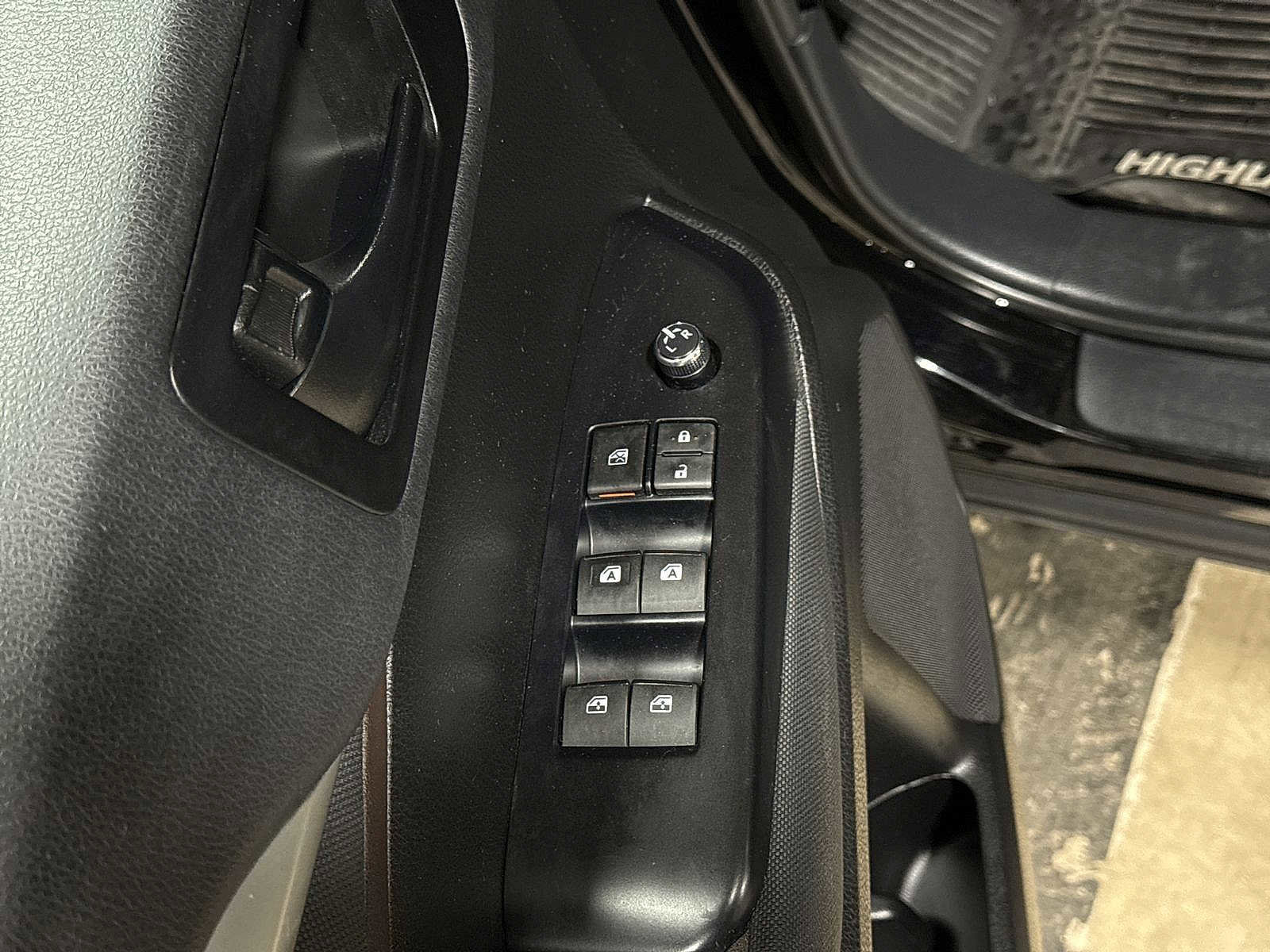 Used 2019 Toyota Highlander LE AWD/4WD image 23