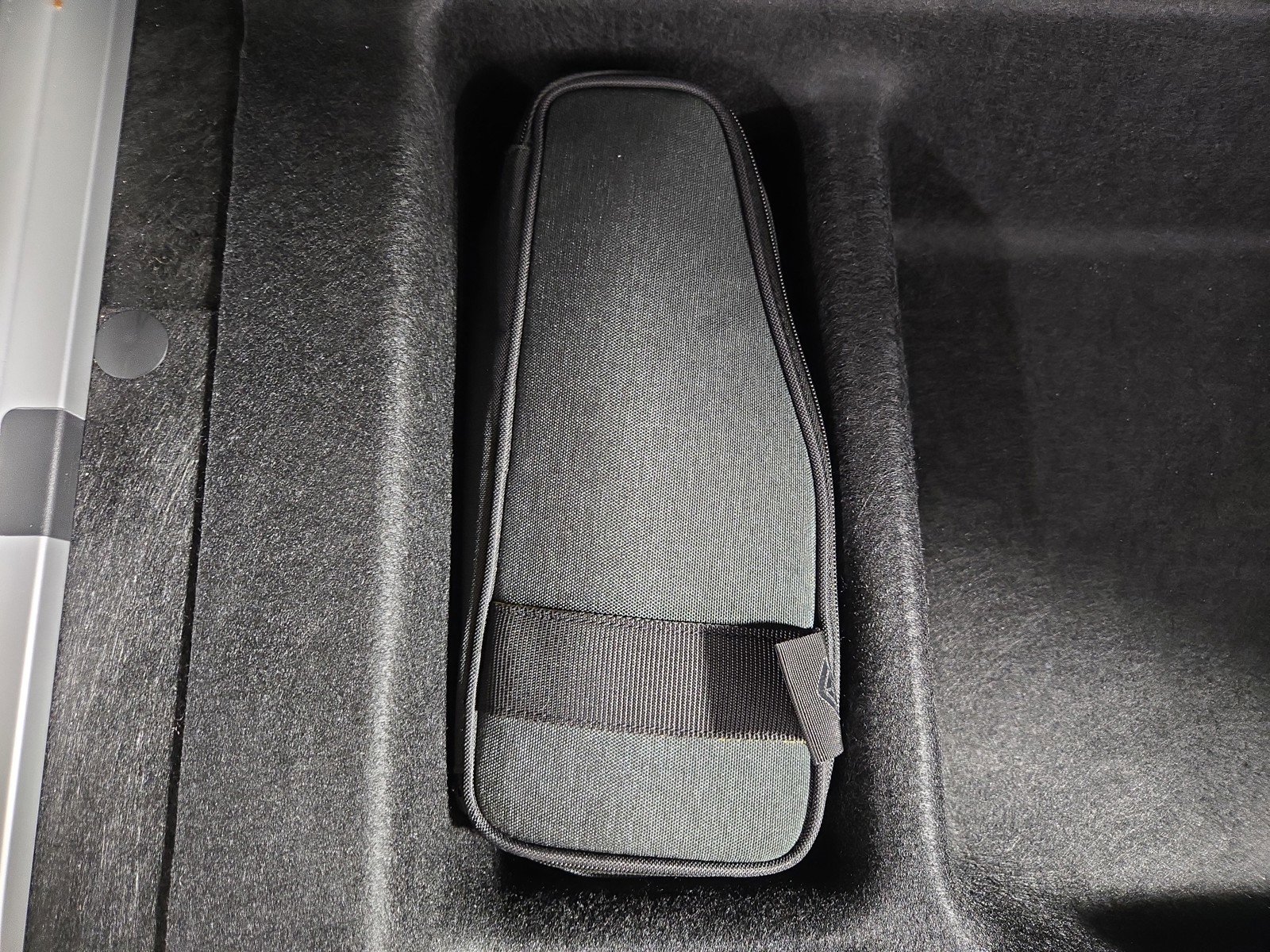 Used 2024 Rivian R1S Adventure image 34