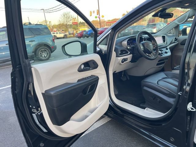 Used 2023 Chrysler Pacifica Touring-L image 4
