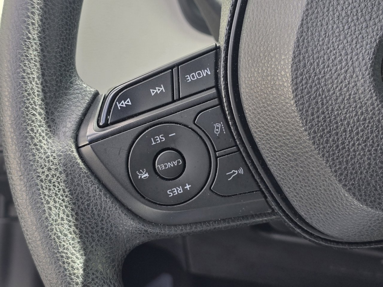 Used 2020 Toyota Corolla LE image 20