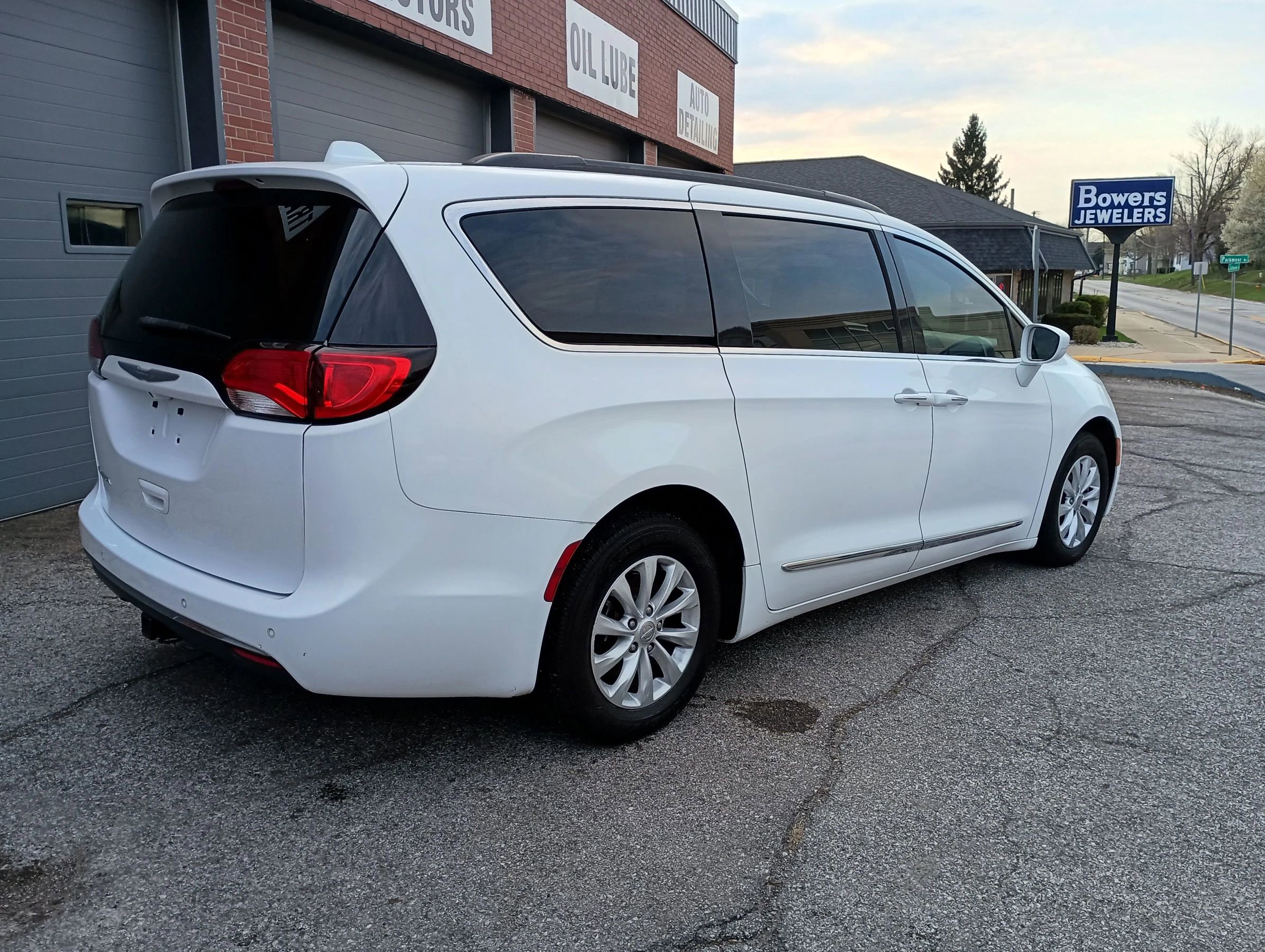 Used 2017 Chrysler Pacifica Touring-L image 3