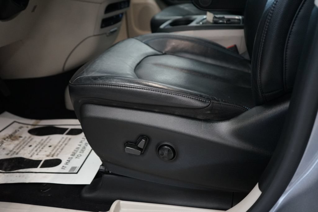 Used 2021 Chrysler Pacifica Touring-L w/ Uconnect Theater Family Group AWD/4WD image 29