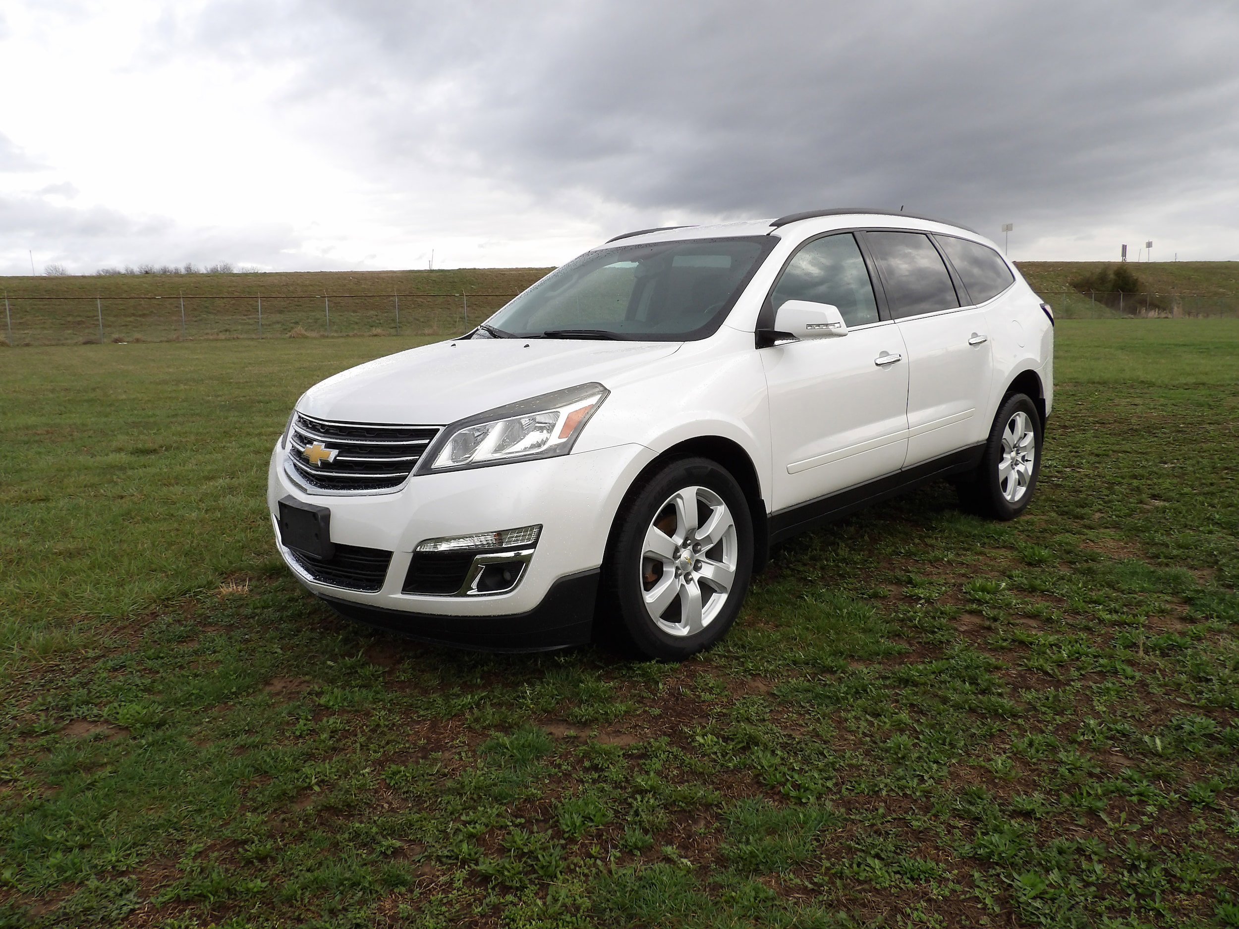 Used 2017 Chevrolet Traverse LT w/ Style and Technology Package image 2