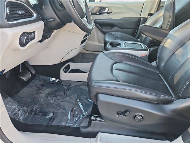 Used 2024 Chrysler Pacifica Limited FWD image 16
