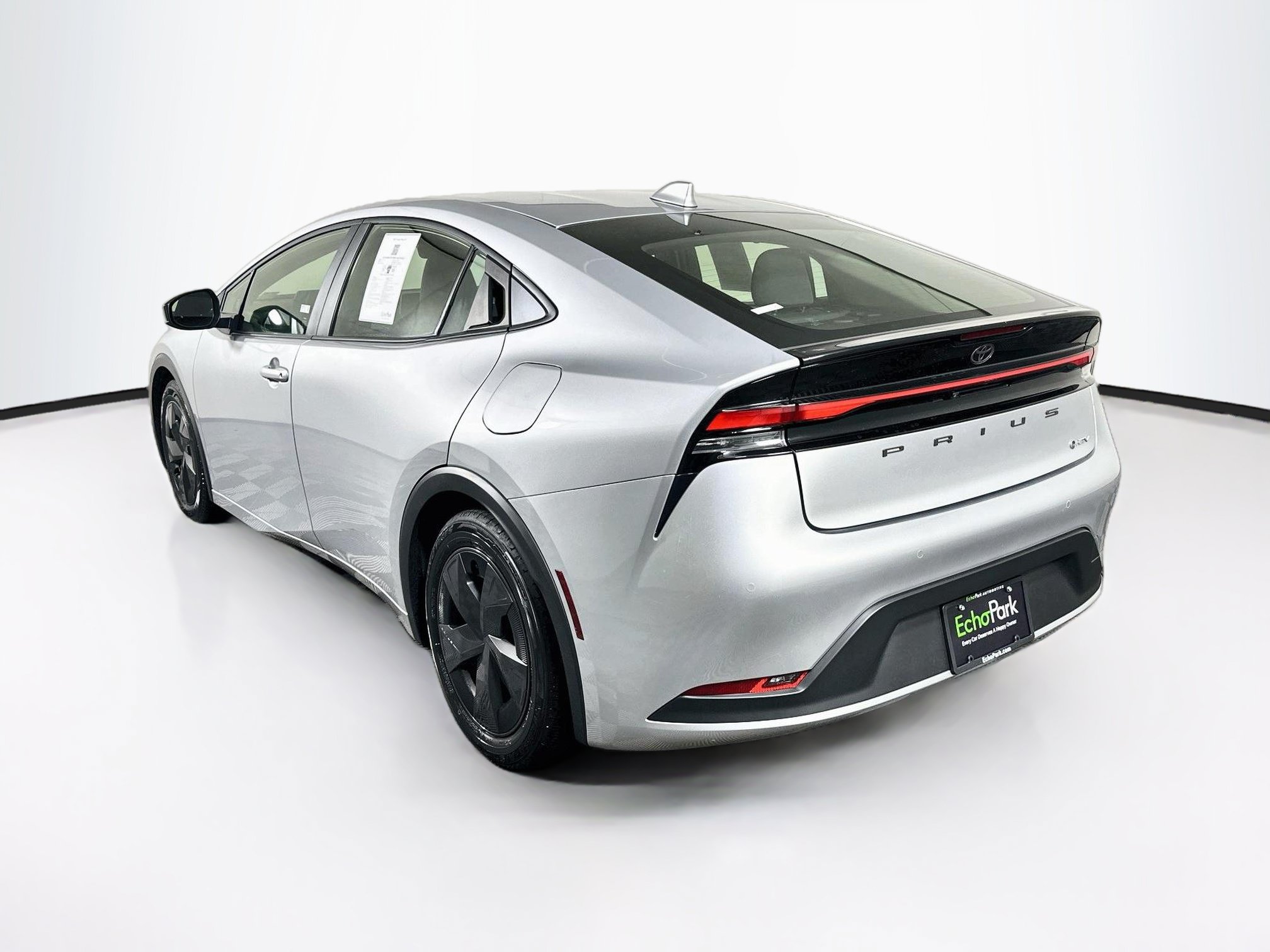 Used 2025 Toyota Prius LE FWD image 5