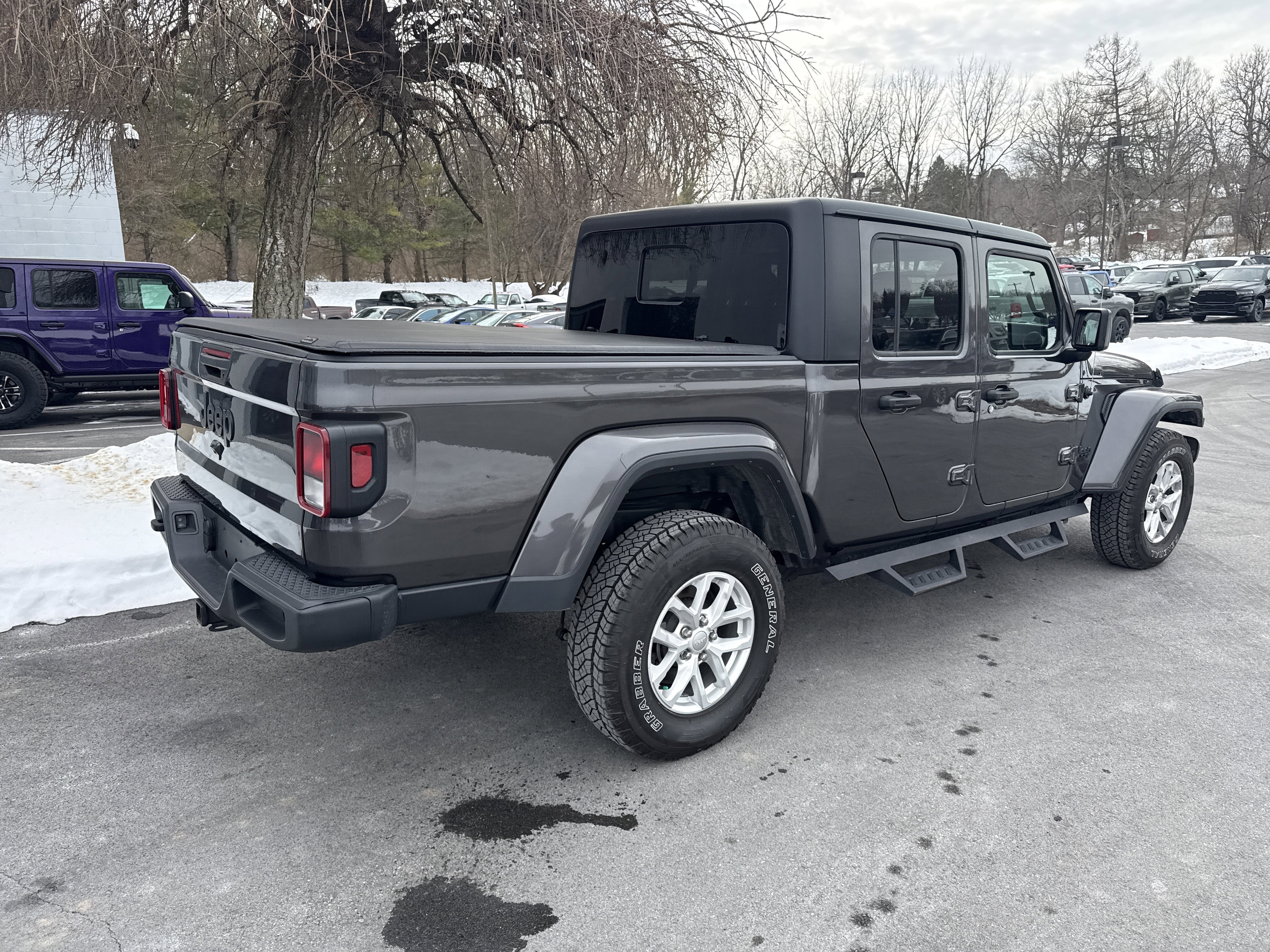 Used 2023 Jeep Gladiator Sport video 3