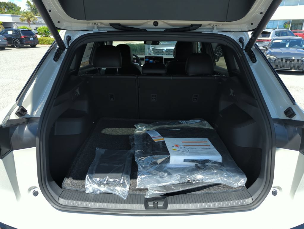 New 2026 Volkswagen Tiguan SE R-Line FWD image 19