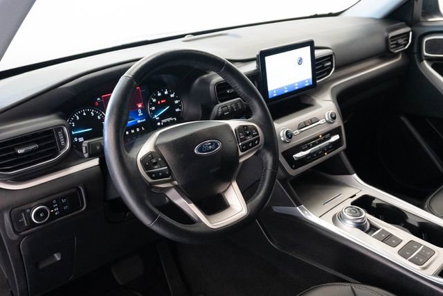 Used 2024 Ford Explorer XLT w/ Equipment Group 202A RWD image 3