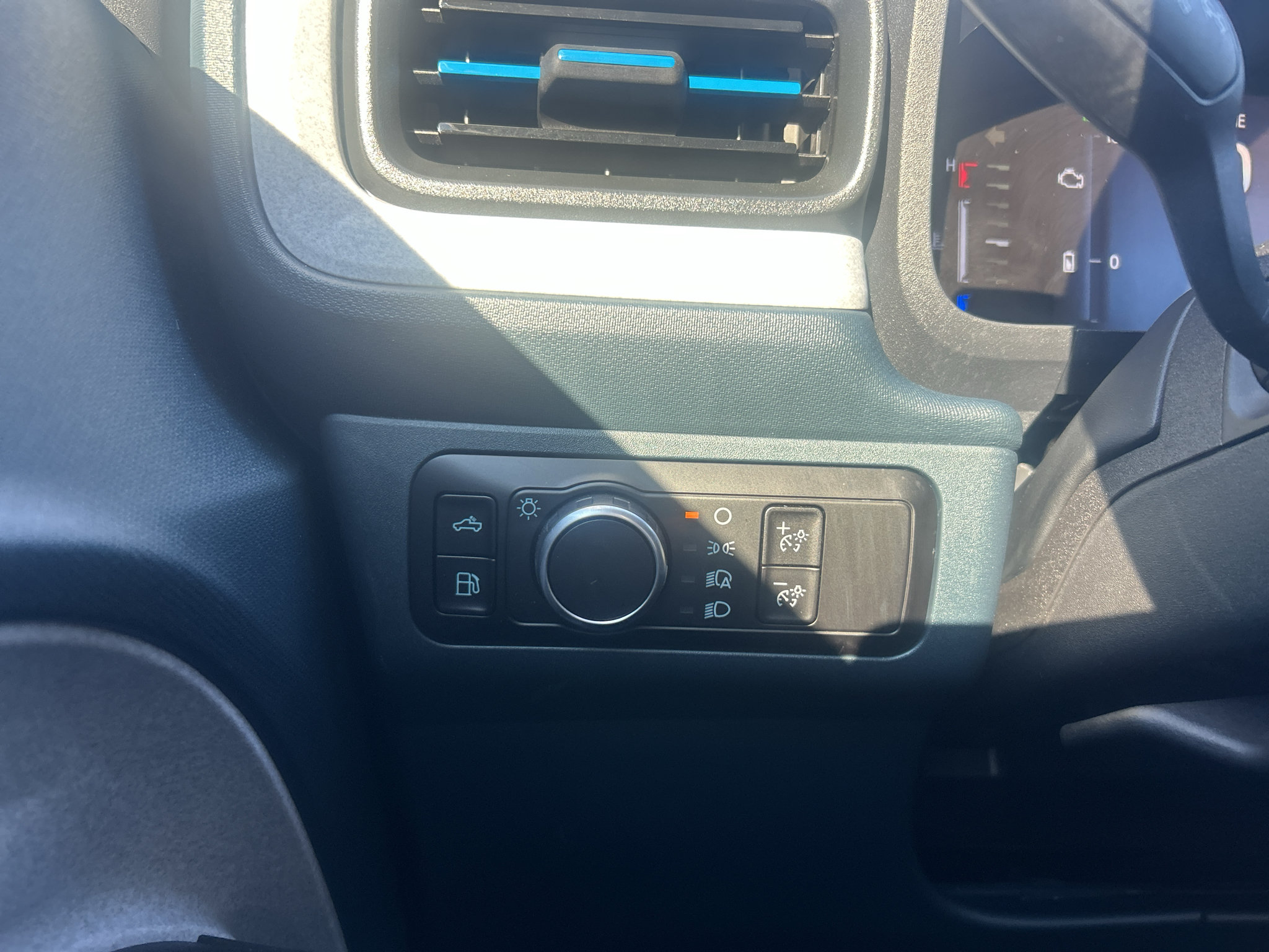 Certified 2025 Ford Maverick XLT w/ XLT Luxury Package FWD image 35