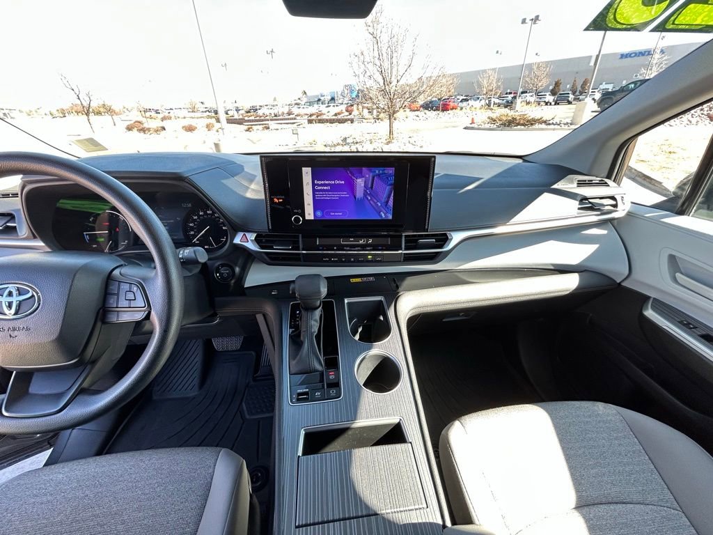 Used 2025 Toyota Sienna LE image 18