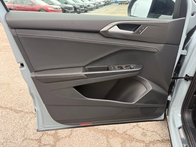 New 2026 Volkswagen Taos SE image 8