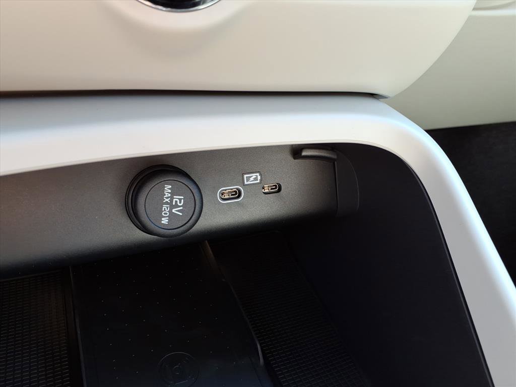New 2026 Volvo XC40 B5 Plus w/ Protection Package Premier AWD/4WD image 19