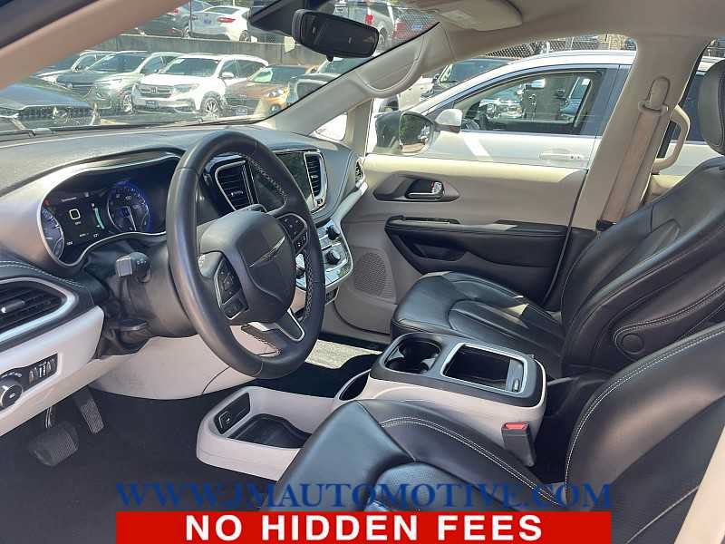 Used 2023 Chrysler Pacifica Touring-L AWD/4WD image 2