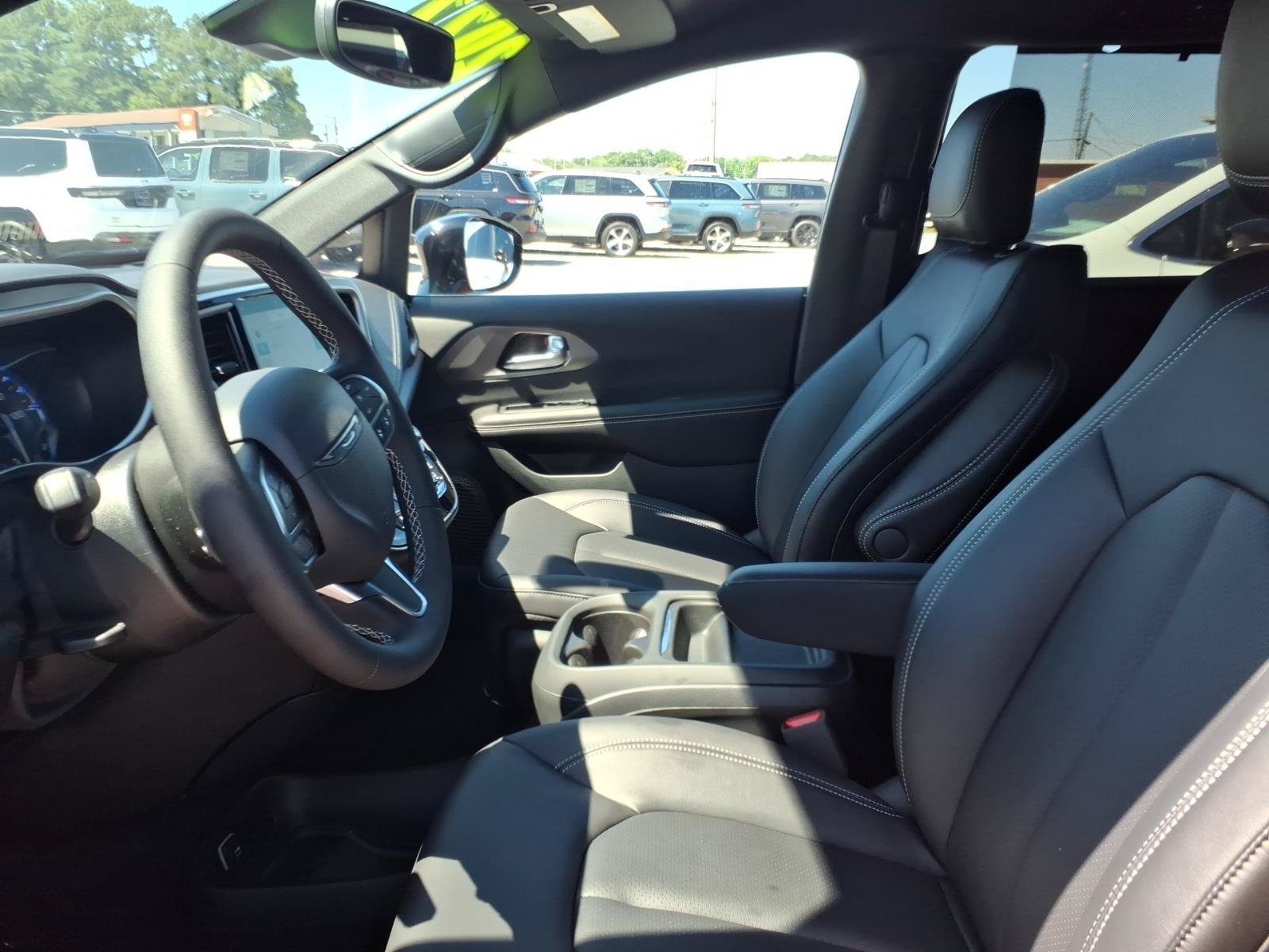 New 2027 Chrysler Pacifica Select FWD image 6