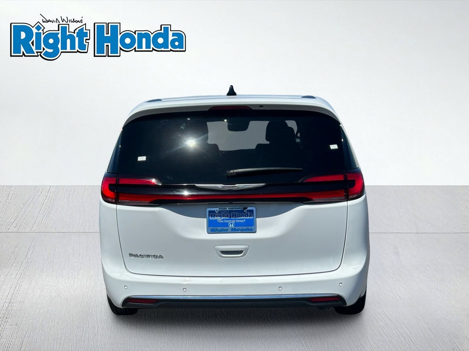 Used 2025 Chrysler Pacifica Select FWD image 10