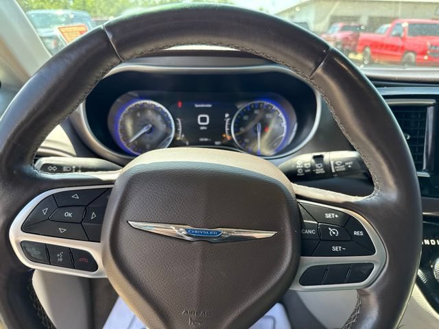 Used 2017 Chrysler Pacifica Touring-L Plus FWD image 10