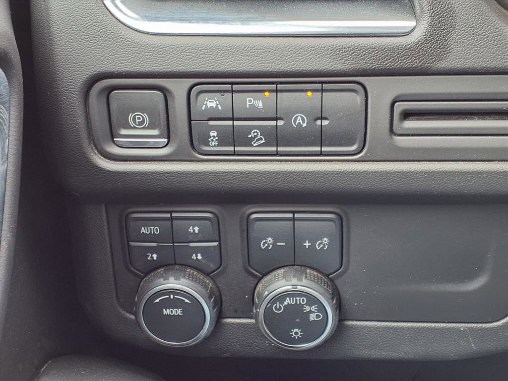 Used 2023 Chevrolet Suburban Premier image 13