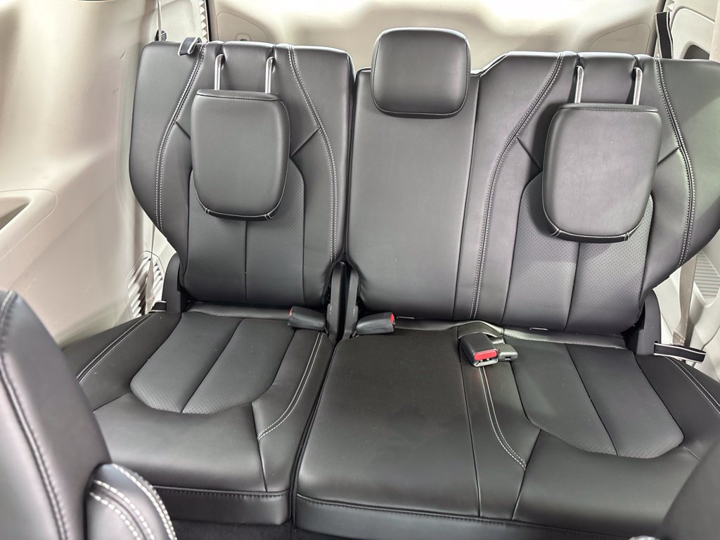 Used 2023 Chrysler Pacifica Touring-L AWD/4WD image 29