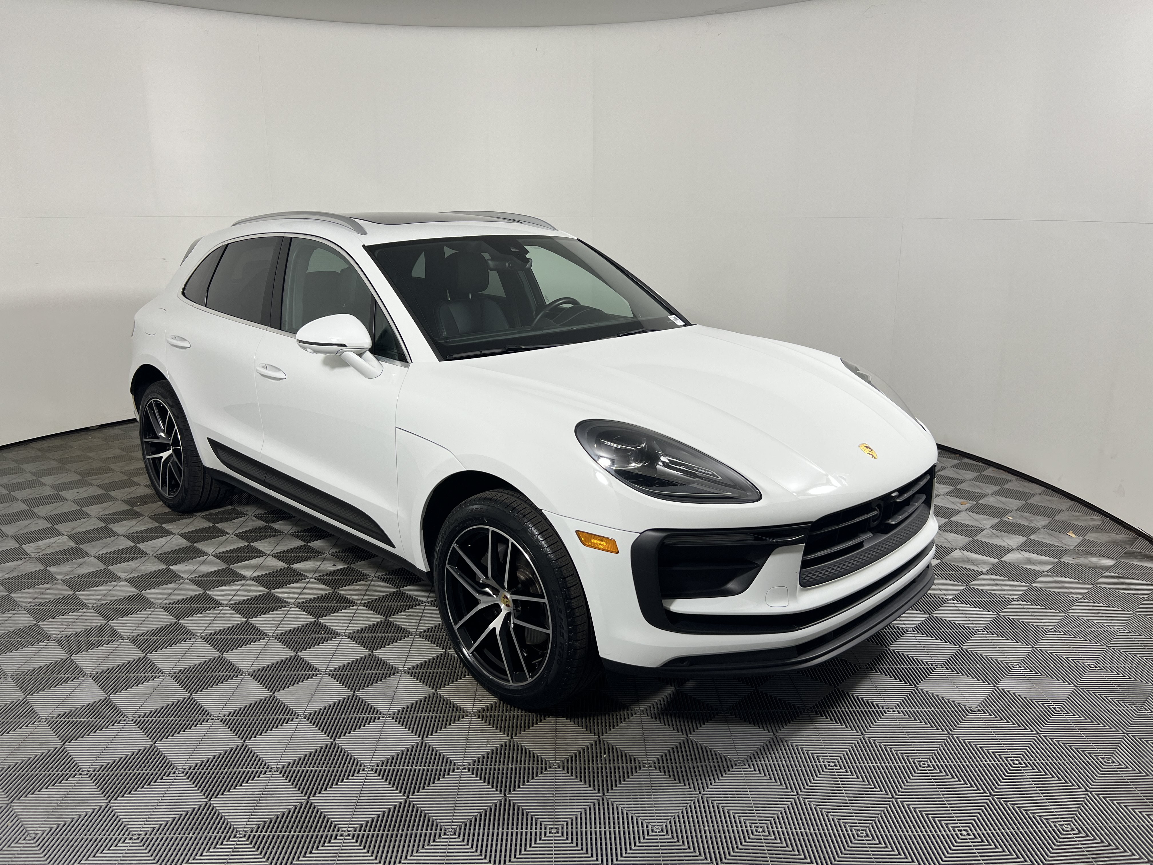 Certified 2024 Porsche Macan AWD/4WD image 9