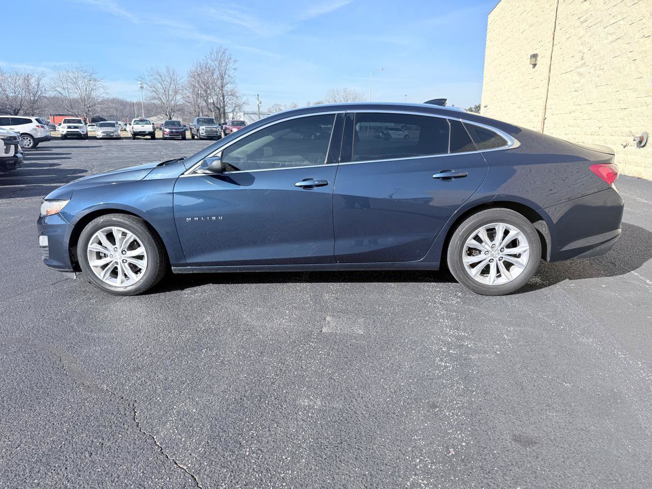 Used 2020 Chevrolet Malibu LT FWD image 2