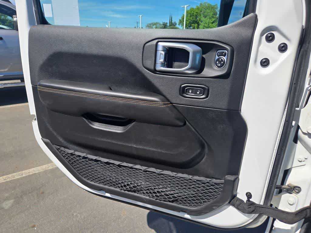 Used 2025 Jeep Wrangler Sahara AWD/4WD image 19
