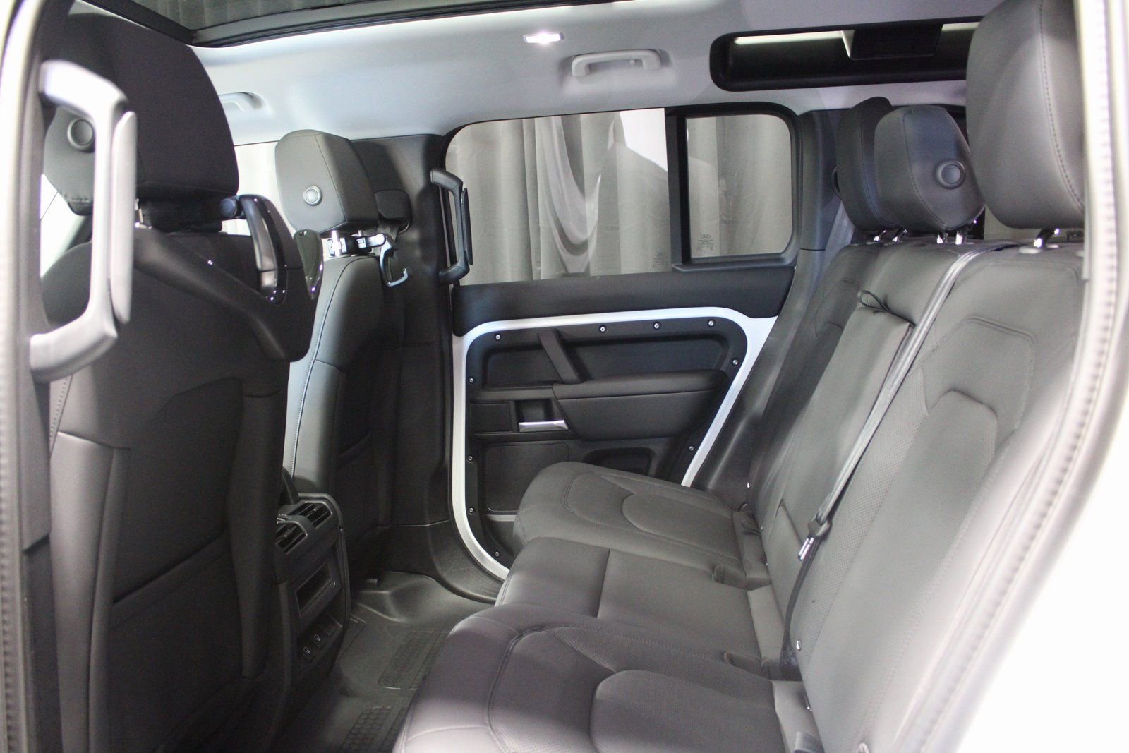 Used 2025 Land Rover Defender 110 S image 31