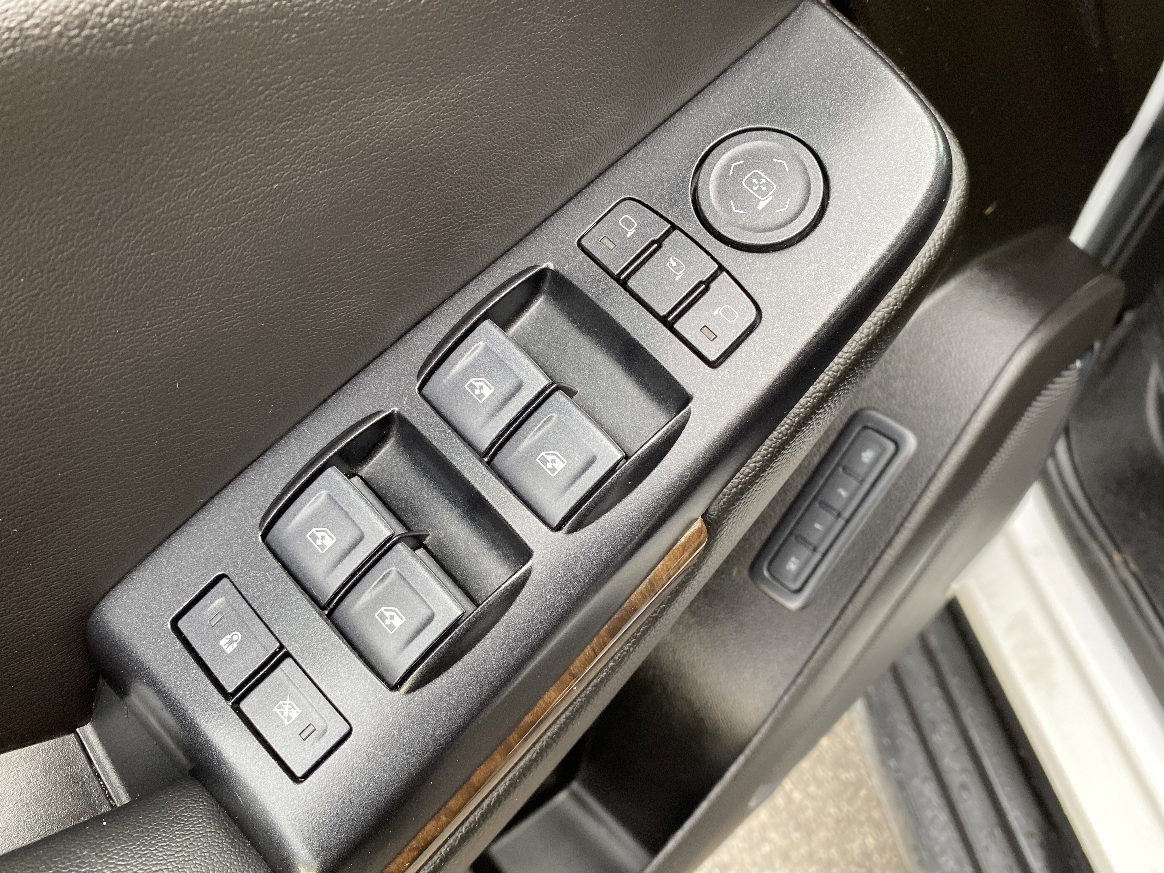 Used 2019 Chevrolet Suburban LT image 18