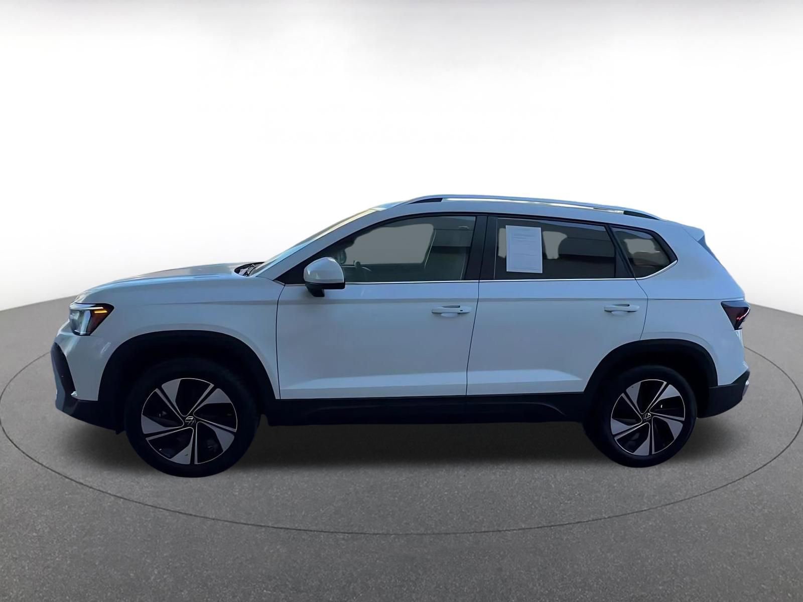 Used 2025 Volkswagen Taos SE image 8